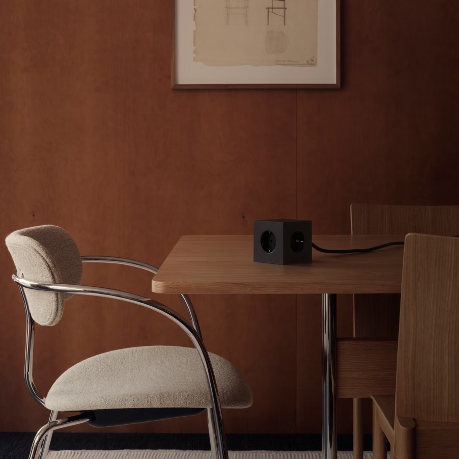 Square 1 with 30W Dual USBC & Magnetic base, 3m Noir De Avolt - Multiprise au design &eacute;l&eacute;gant d'Avolt avec un long c&acirc;ble en PVC, un cube en plastique recycl&eacute; et une plaque magn&eacute;tique sur le fond pour l'accrocher au mur.