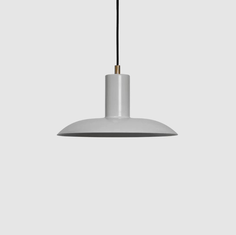 Vega Ø25 Gris mat suspension De H. Skjalm P - La suspension Vega est une lampe élégante en gris mat ; Métal avec des détails en laiton qui émettent une lumière large et douce, créant une atmosphère chaleureuse et accueillante.