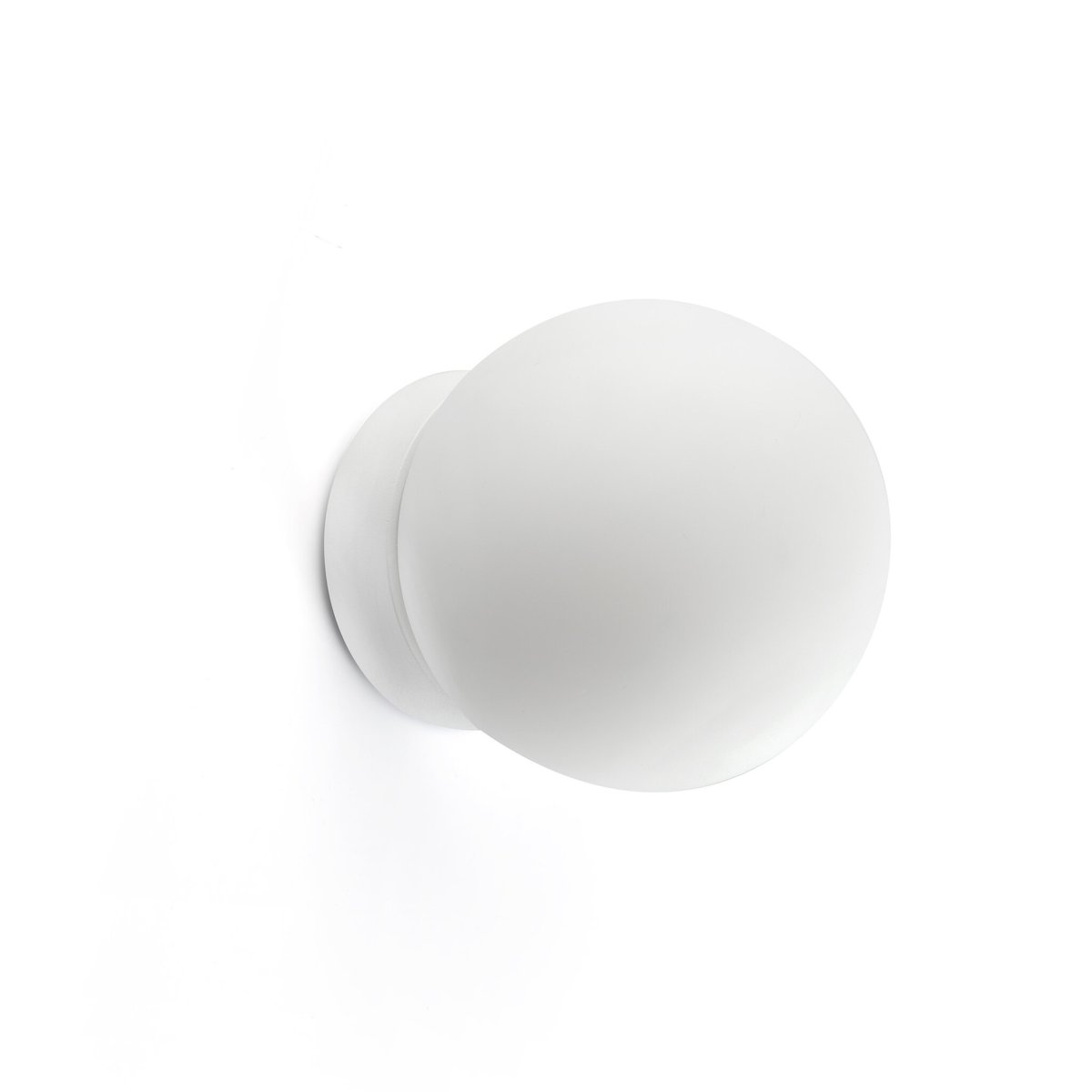Ping Ø10 Blanc lampe de salle de bain De Faro Barcelona - Sa forme sph&eacute;rique diffuse une lumi&egrave;re douce et agr&eacute;able, cr&eacute;ant une atmosph&egrave;re agr&eacute;able.