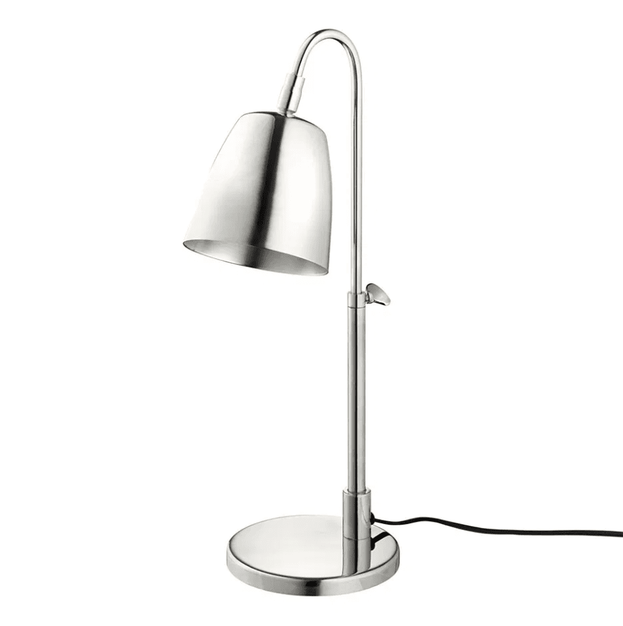 Lumi 43cm Argent lampe de bureau De H. Skjalm P - Elle est parfaite comme lampe de bureau, veilleuse pr&egrave;s du lit ou comme lampe de lecture dans le coin du canap&eacute;.