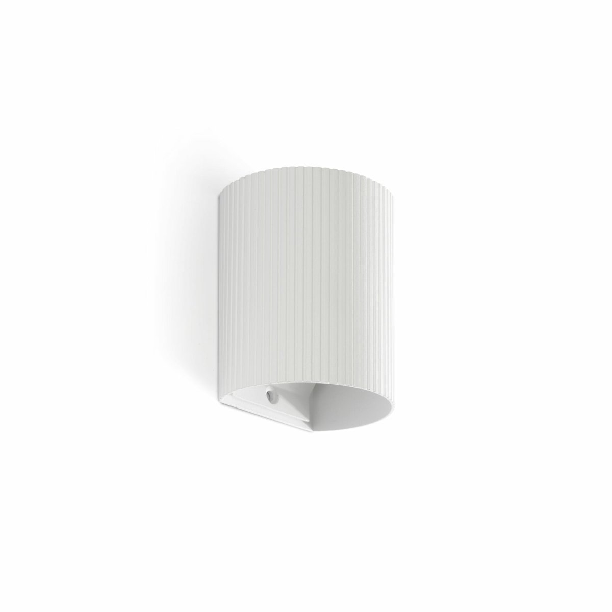 Sole 10cm Blanc rainuré applique murale De Faro Barcelona - Sole est une applique murale blanche compacte &agrave; la surface nervur&eacute;e qui apporte une &eacute;l&eacute;gance subtile &agrave; tout espace.