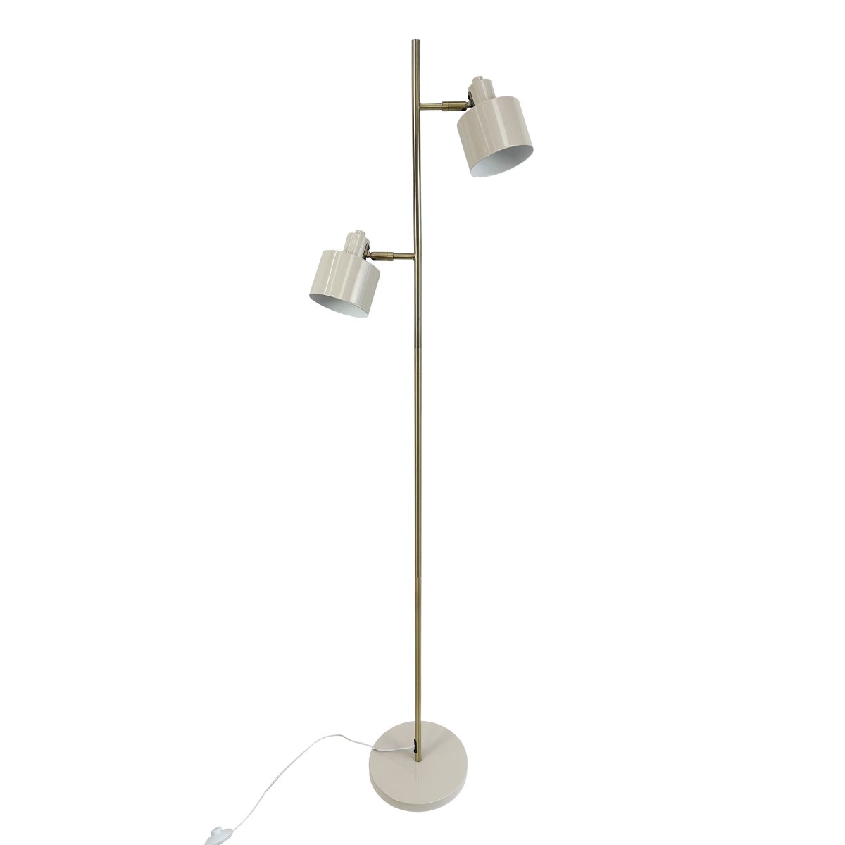 Ocean Beige lampadaire De Dyberg Larsen - Le corps de la lampe est en laiton poli à la main, ce qui peut entraîner des variations de couleur uniques entre les lampes de cette belle série.