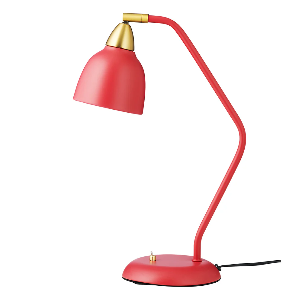 Urban 45cm ROUGE lampe de bureau De Superliving - Embellissez votre lieu de travail avec la lampe de bureau Urban en rouge framboise mat &eacute;l&eacute;gant avec des d&eacute;tails en laiton.
