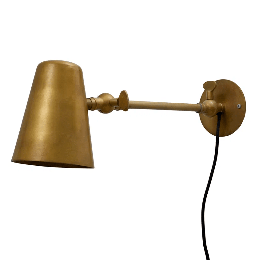 Vala Long 42cm Laiton brut applique murale De H. Skjalm P - Il s'int&egrave;gre parfaitement dans le couloir, le long du comptoir de la cuisine ou comme veilleuse &agrave; c&ocirc;t&eacute; du lit.