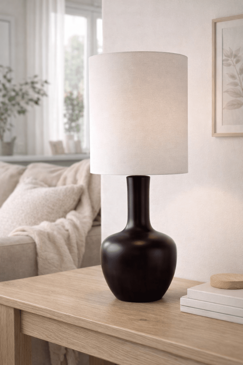 Boda 78cm Noir lampe de table De Nordic Lighting - L'alliance de lignes &eacute;pur&eacute;es et de mat&eacute;riaux naturels fait de cette lampe un v&eacute;ritable objet de d&eacute;coration, qui trouvera parfaitement sa place sur une table d'appoint ou un bureau.