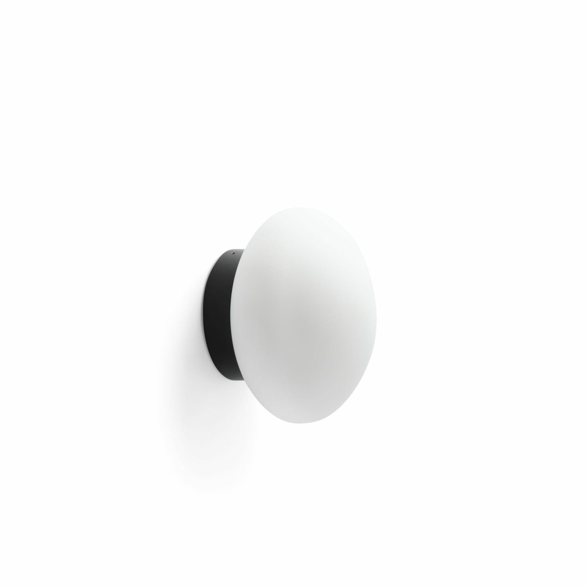 Nubo Ø15 Noir lampe de salle de bain De Faro Barcelona - Nubo 150 est une applique murale noire et blanche aux formes d&eacute;licatement incurv&eacute;es qui apporte une &eacute;l&eacute;gance subtile &agrave; n'importe quelle pi&egrave;ce.