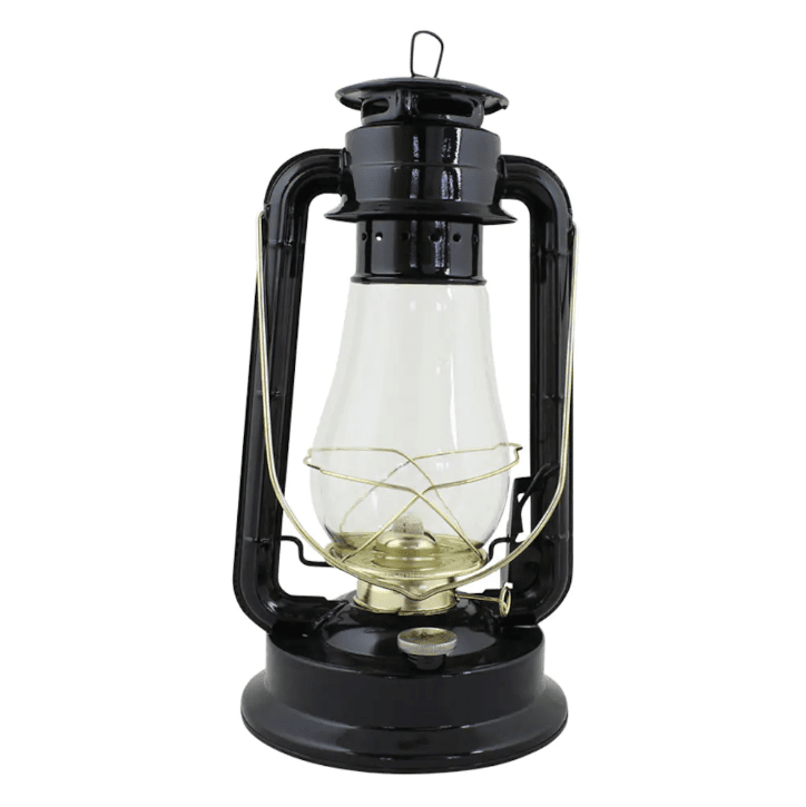 Storm Lantern big Noir De Strömshaga - Une lampe &agrave; p&eacute;trole au design classique qui constitue un beau d&eacute;tail int&eacute;rieur et diffuse une belle lumi&egrave;re &agrave; l'int&eacute;rieur comme &agrave; l'ext&eacute;rieur.