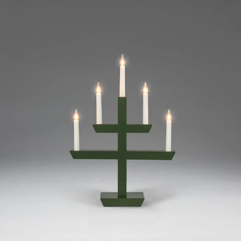 Wooden Candelabra 5 Lights Vert foncé De Konstsmide - La combinaison de la sensation classique du bois et de la forme moderne en fait un ajout &eacute;l&eacute;gant &agrave; n'importe quelle maison.