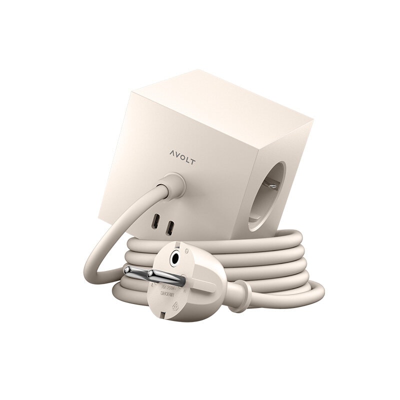 Square 1 with 30W Dual USBC & Magnetic base, 3m Sable De Avolt - Multiprise au design &eacute;l&eacute;gant d'Avolt avec un long c&acirc;ble en PVC, un cube en plastique recycl&eacute; et une plaque magn&eacute;tique sur le fond pour l'accrocher au mur.