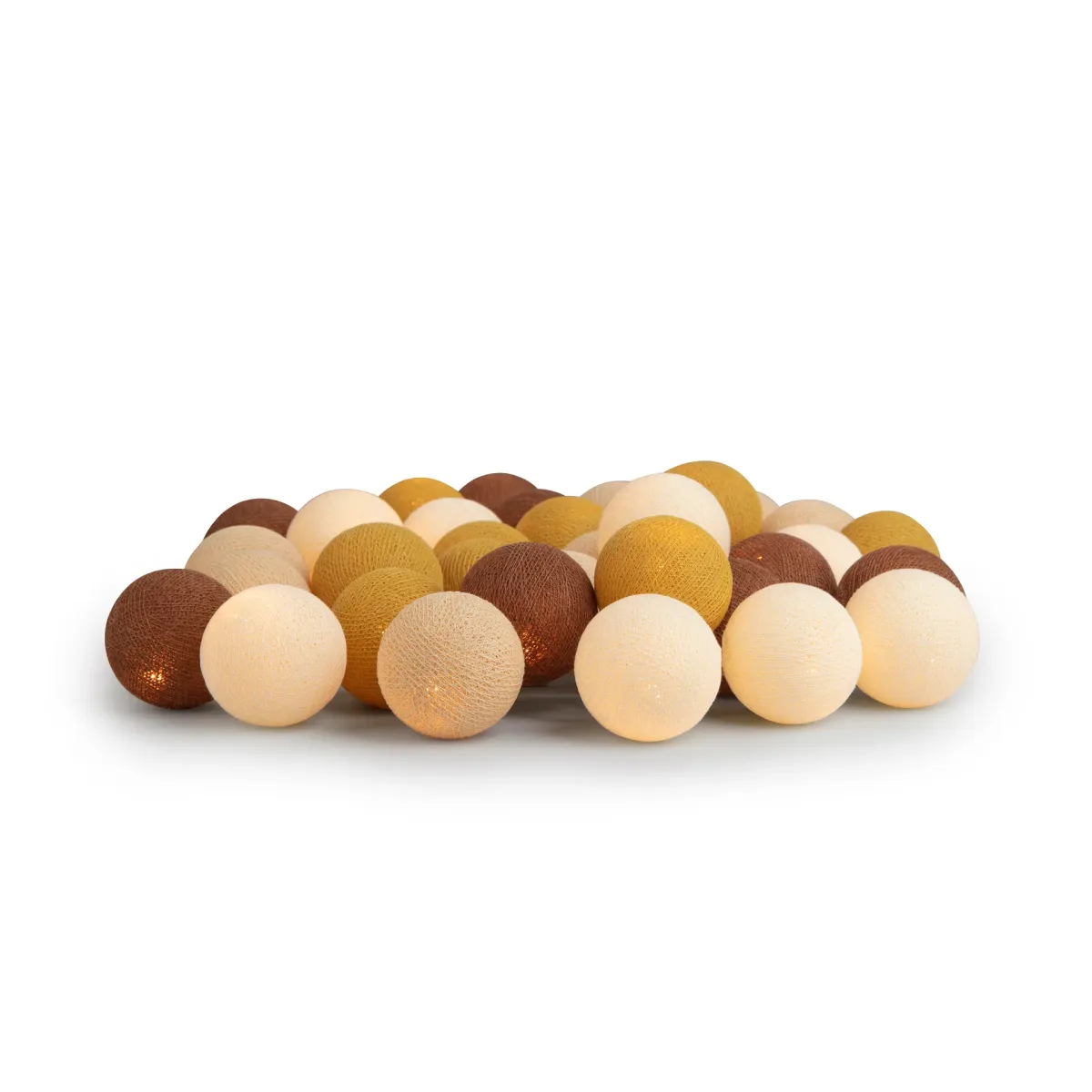 Irislights Biscotti 20-lights Brun De Irislights - Les guirlandes lumineuses Biscotti du fabricant su&eacute;dois Irislights sont des guirlandes LED fabriqu&eacute;es avec des boules de coton, de la colle &eacute;cologique et du fil peint &agrave; la main.