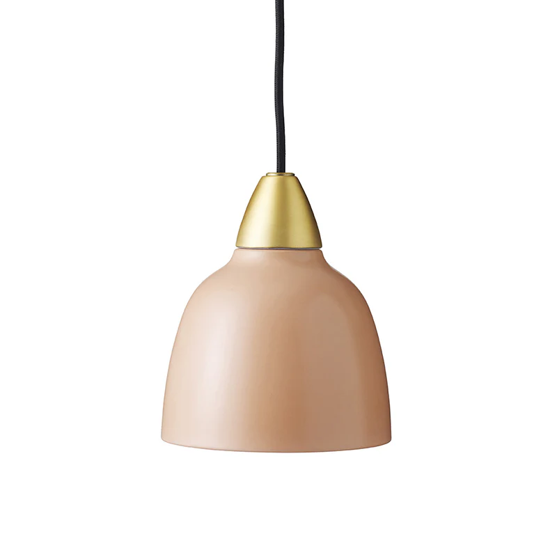 Urban Mini Ø15 Rose suspension De Superliving - Malgr&eacute; sa petite taille, Urban Mini offre une distribution lumineuse impressionnante et s'int&egrave;gre aussi bien au-dessus du comptoir de la cuisine que dans un coin lecture confortable.