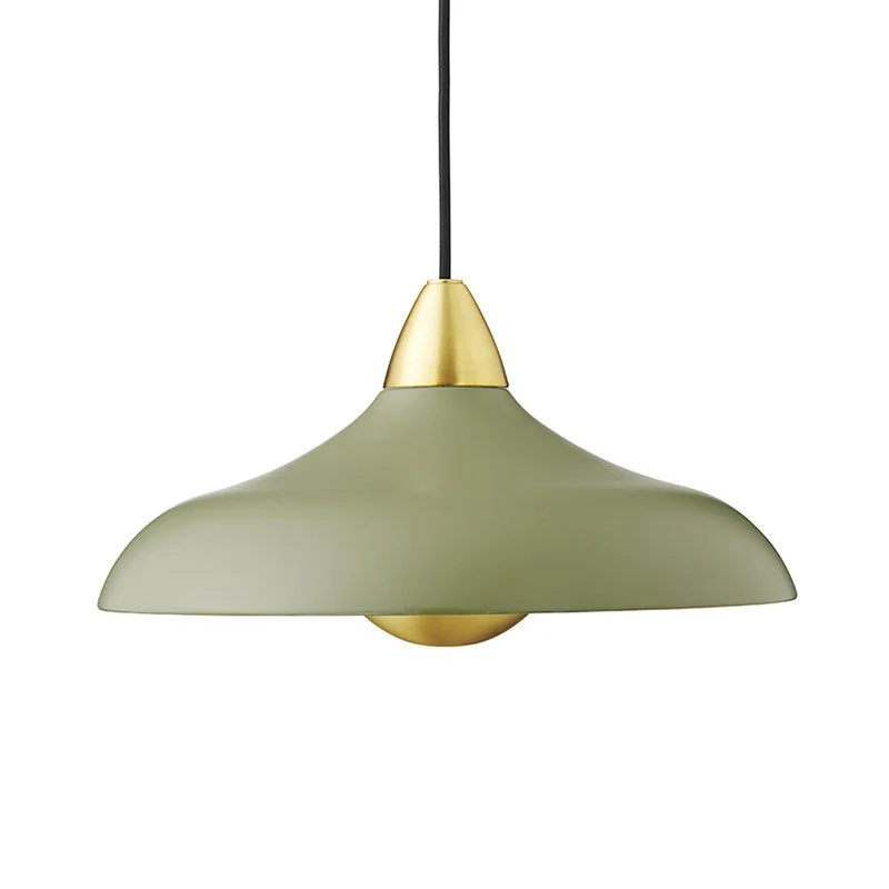 Urban Wide Ø36 Vert olive suspension De Superliving - Le design unique et incurvé émet une lumière douce et directionnelle et crée une atmosphère haut de gamme dans la salle à manger, la cuisine ou le salon.