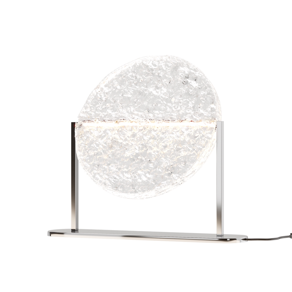 Mangata 30cm Transparent lampe de table De Maytoni - Son pied en m&eacute;tal chrom&eacute; lui conf&egrave;re un style &eacute;l&eacute;gant et exclusif, tandis que son abat-jour en acrylique transparent &agrave; la surface textur&eacute;e diffuse la lumi&egrave;re de mani&egrave;re d&eacute;corative.
