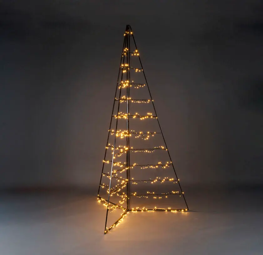Décoration En Métal Pyramide 240cm Noir De Konstsmide - Avec 651 lumi&egrave;res LED ambr&eacute;es chaudes, il diffuse une lueur &eacute;l&eacute;gante et cr&eacute;e une atmosph&egrave;re magique.