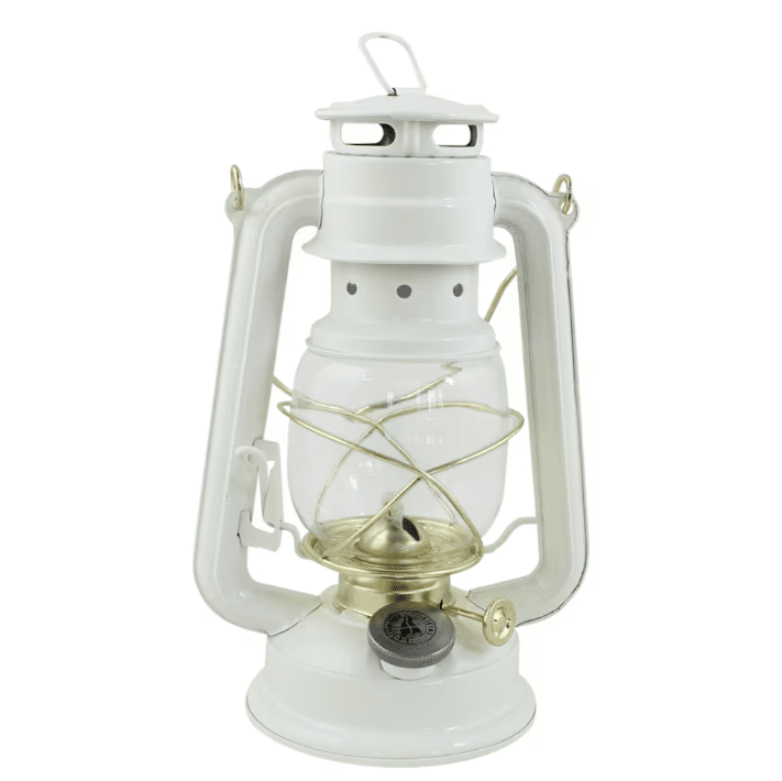 Storm Lantern small Blanc De Strömshaga - Une lampe &agrave; p&eacute;trole au design classique qui constitue un beau d&eacute;tail int&eacute;rieur et diffuse une belle lumi&egrave;re &agrave; l'int&eacute;rieur comme &agrave; l'ext&eacute;rieur.