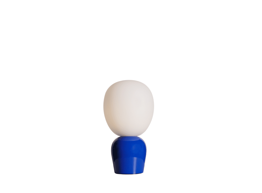 Buddy 34cm Bleu lampe de table De Belid - Gr&acirc;ce &agrave; sa lumi&egrave;re douce et son design raffin&eacute;, Buddy s'int&egrave;gre harmonieusement dans tous les int&eacute;rieurs &ndash; une lampe qui apportera lumi&egrave;re et caract&egrave;re pour des g&eacute;n&eacute;rations.
