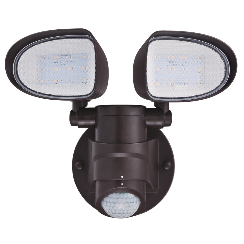 Two-Light Bronze lampe d’extérieur De Westinghouse - La lampe est équipée de deux têtes de lampe réglables qui peuvent être tournées de 135 degrés verticalement et de 160 degrés horizontalement pour couvrir une grande surface.