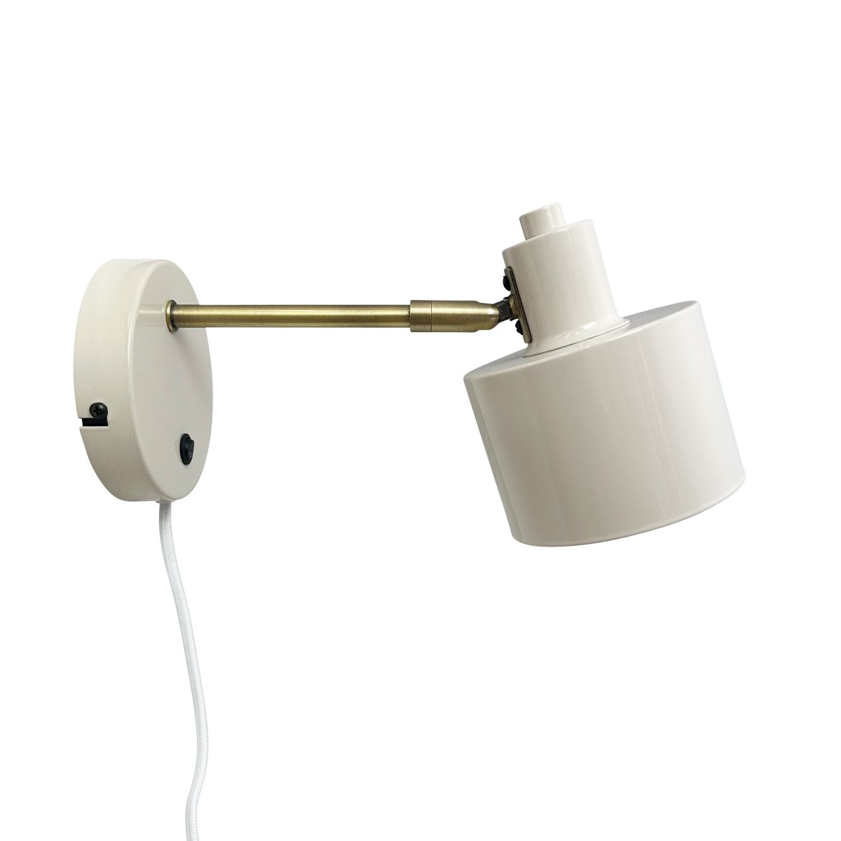 Ocean Beige lampe de lecture De Dyberg Larsen - Le corps de la lampe est en laiton poli à la main, ce qui peut entraîner des variations de couleur uniques entre les lampes de cette belle série.