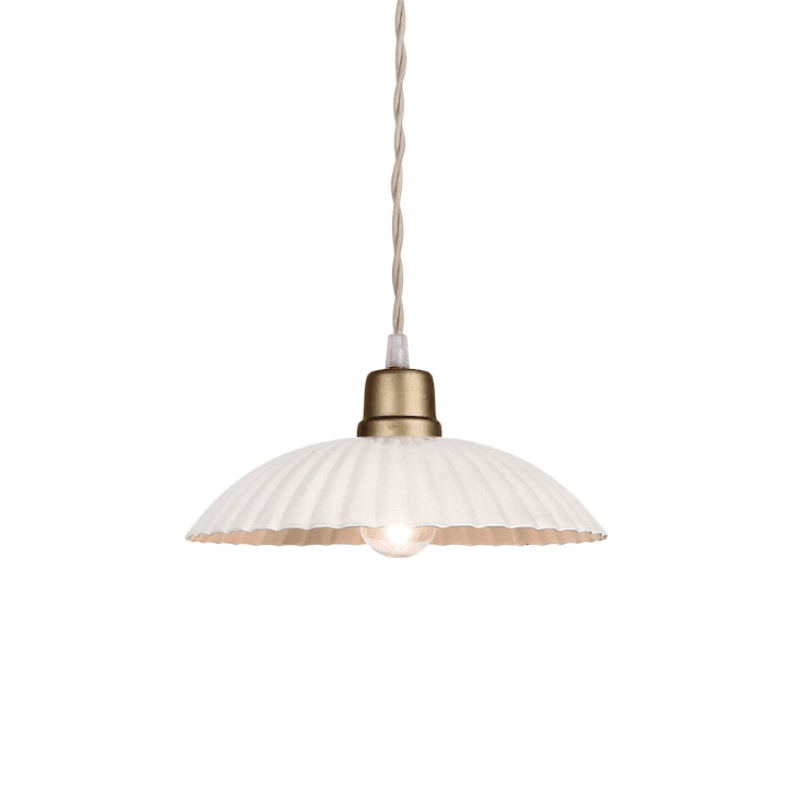 Ingrid Grand Ø24 Blanc lampe de fenêtre De Strömshaga - Plafonnier blanc en tôle avec abat-jour plissé et câble textile torsadé de couleur naturelle.