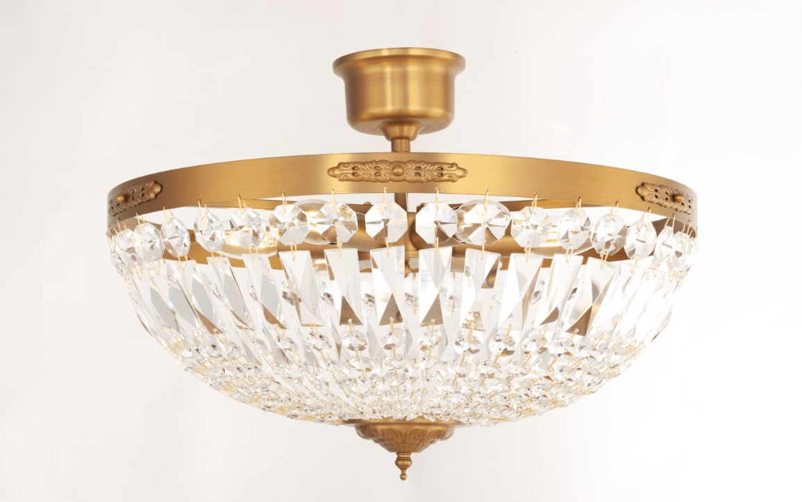 Rhea Ø50 Laiton brossé cristal De Norrsken Design - Le plafonnier Rhea en laiton brossé est une lumière enchanteresse avec des prismes en cristal K9 de classe 1 taillé à la main.
