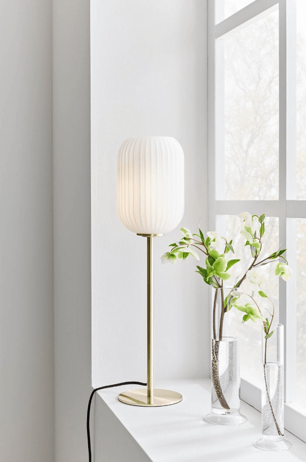 Cava 55cm Laiton brossé lampe de table De Markslöjd - La lampe diffuse une lumi&egrave;re douce et agr&eacute;able, id&eacute;ale comme &eacute;clairage d'ambiance dans le salon, la chambre ou sur une table d'appoint.