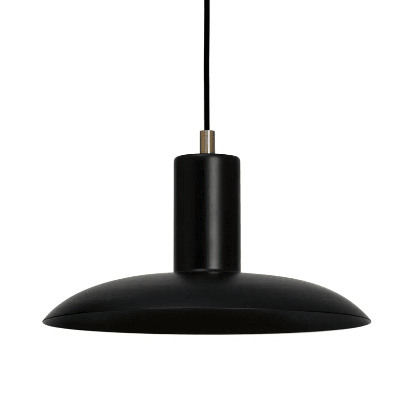 Vega Ø25 Noir suspension De H. Skjalm P - La suspension Vega est une lampe élégante en métal noir mat avec des détails en laiton qui émet une lumière large et douce, créant une atmosphère chaleureuse et accueillante.