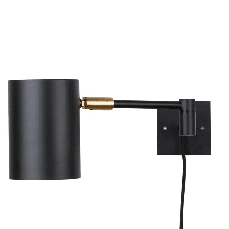 Hali Noir De H. Skjalm P - Le bras et l'abat-jour de la lampe sont réglables, de sorte que la lumière peut être facilement dirigée exactement là où elle est nécessaire.