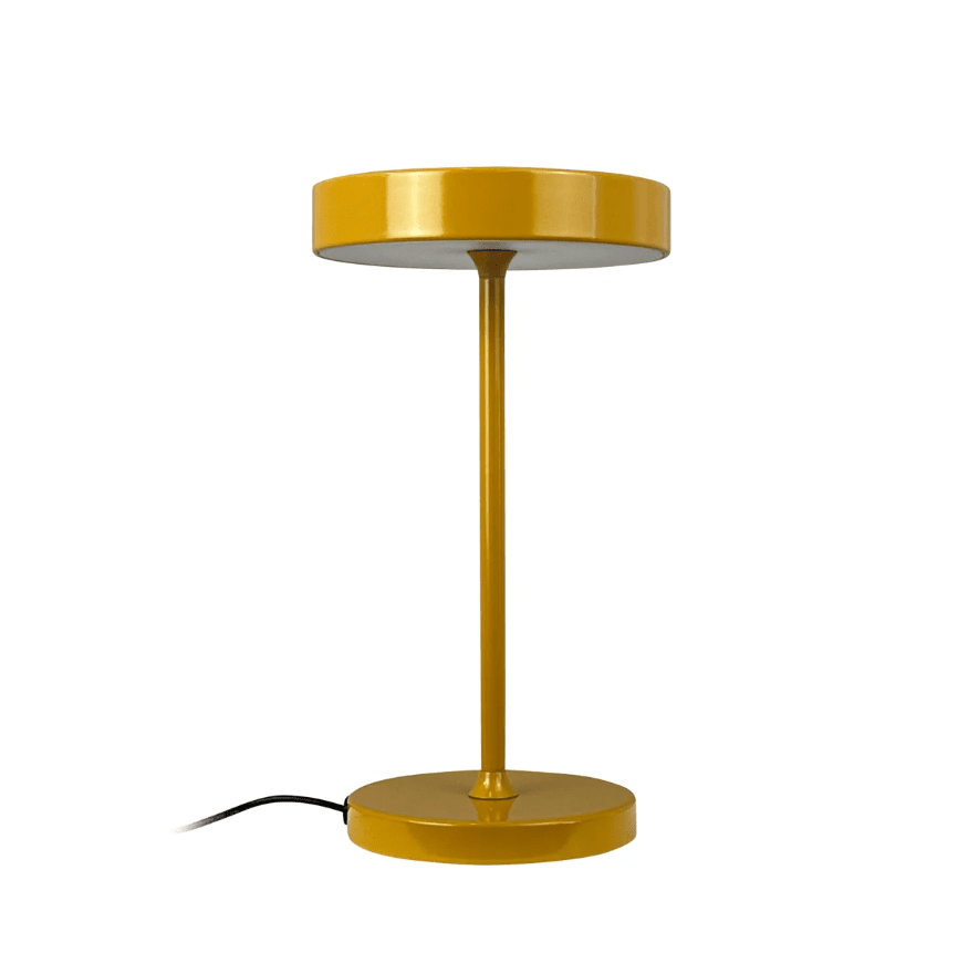 Starlight 25cm Curry lampe de table De Dyberg Larsen - Med inbyggd LED och tre ljusstyrkor, som dimras med 3-stegsdimmern p&aring; lamphuvudet, anpassar den sig enkelt efter olika behov &ndash; fr&aring;n st&auml;mningsfullt sken till fokuserat ljus.