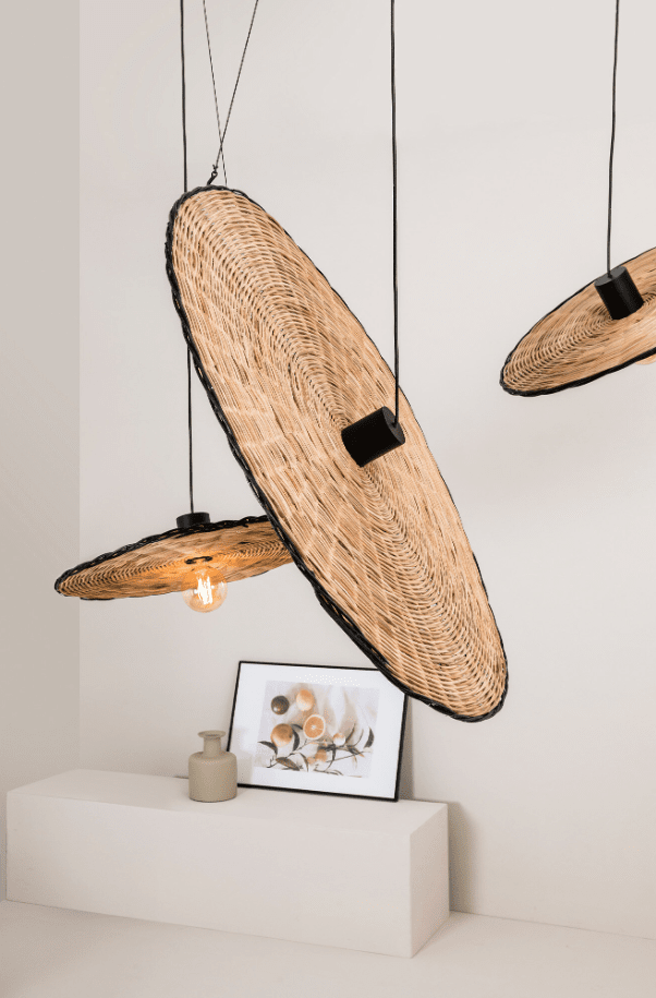 Costas Ø100 Nature suspension De Faro Barcelona - Costas est une suspension &eacute;l&eacute;gante d'Alex&amp;Manel Llusc&agrave;, o&ugrave; le charme naturel rencontre la simplicit&eacute; moderne.