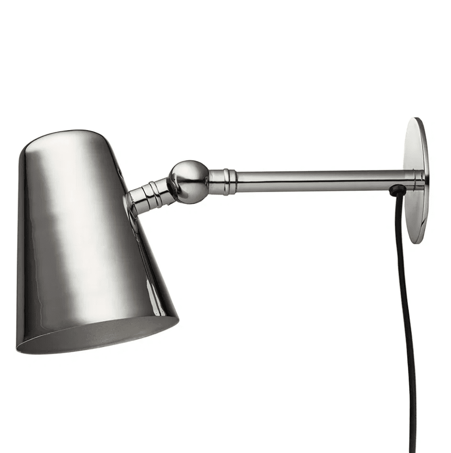 Vala Argent lampe de lecture De H. Skjalm P - Avec son m&eacute;tal hautement poli, elle s'int&egrave;gre dans tous les int&eacute;rieurs modernes et classiques.