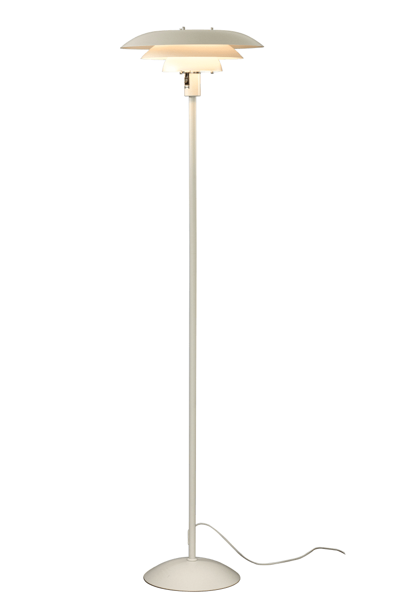 Epsilon Blanc lampadaire De Aneta Lighting - Le lampadaire Epsilon pr&eacute;sente un design classique avec des abat-jour en m&eacute;tal blanc sur trois niveaux qui diffusent agr&eacute;ablement la lumi&egrave;re et &eacute;vitent l'&eacute;blouissement.