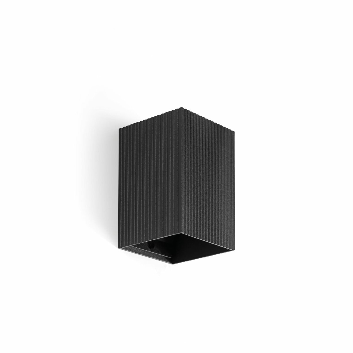 Lune 10cm Rainuré noir applique murale De Faro Barcelona - Lune est une applique murale carr&eacute;e &agrave; la finition noire nervur&eacute;e qui allie fonctionnalit&eacute; et style.