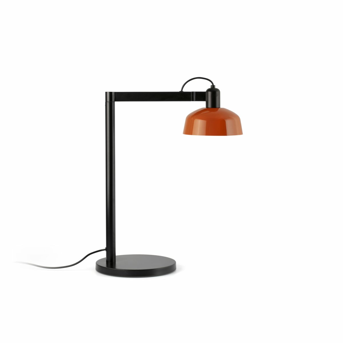 Tatawin 58cm Rouge-orange lampe de bureau De Faro Barcelona - Tatawin est une lampe de table à la structure noire et à l'abat-jour en métal rouge-orange qui diffuse une lumière directionnelle et focalisée.