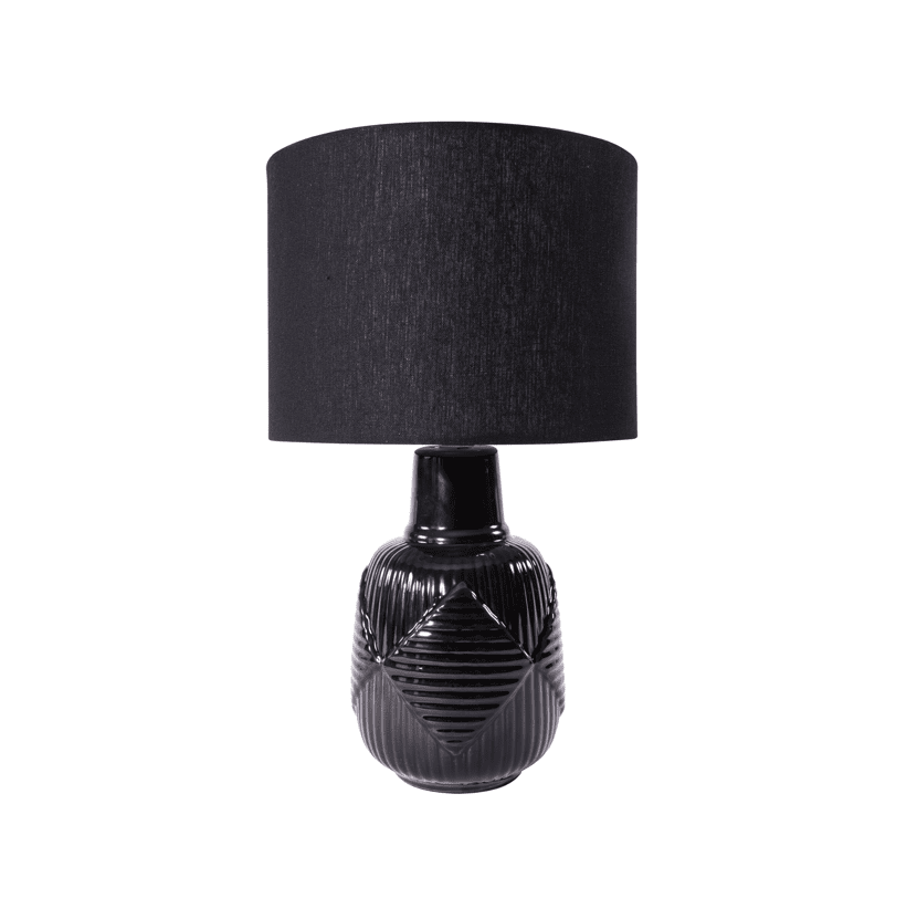 Stina 36cm Noir lampe de table De Pixie Design - La base en céramique noire à motif géométrique donne un look moderne et sophistiqué, tandis que l'abat-jour en textile noir assorti diffuse une lumière douce et agréable.
