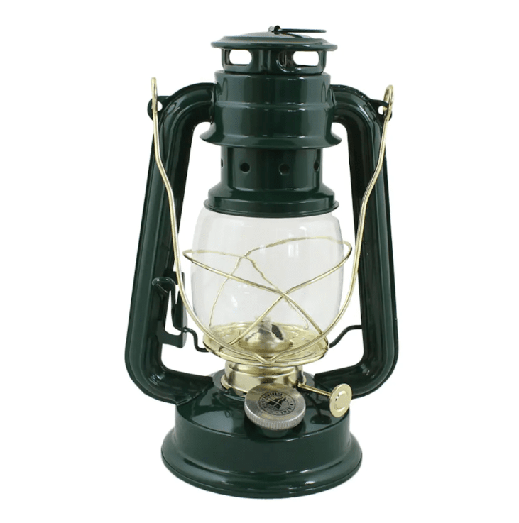 Storm Lantern small Vert De Strömshaga - Une lampe &agrave; p&eacute;trole au design classique qui constitue un beau d&eacute;tail int&eacute;rieur et diffuse une belle lumi&egrave;re &agrave; l'int&eacute;rieur comme &agrave; l'ext&eacute;rieur.