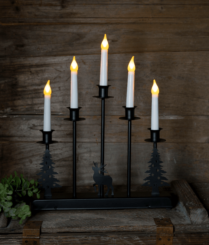  Hjort Noir De Pixie Design - Le design du cerf et du sapin transmet une sensation rustique et naturelle et est parfait pour cr&eacute;er une atmosph&egrave;re chaleureuse dans la maison pendant les mois d'hiver.