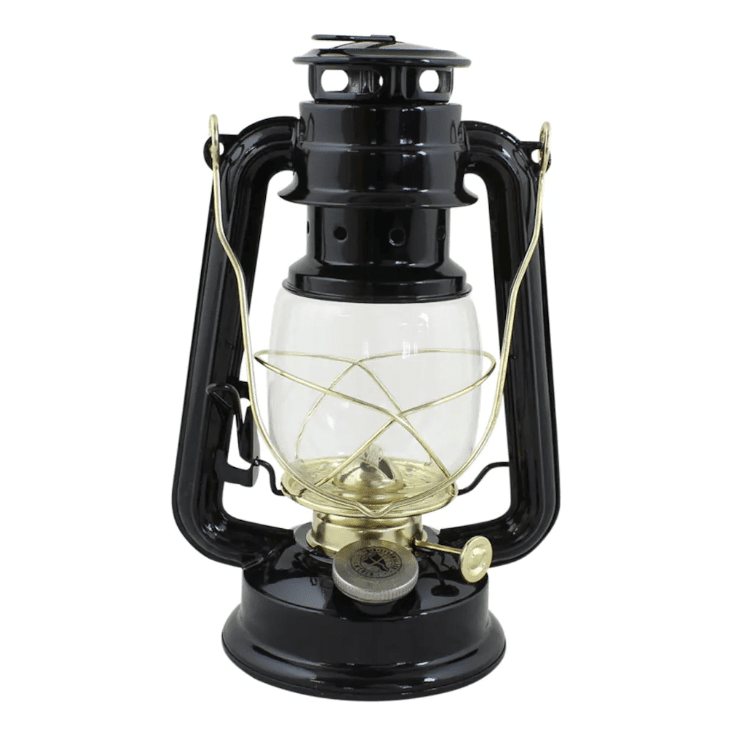 Storm Lantern small Noir De Strömshaga - Une lampe &agrave; p&eacute;trole au design classique qui constitue un beau d&eacute;tail int&eacute;rieur et diffuse une belle lumi&egrave;re &agrave; l'int&eacute;rieur comme &agrave; l'ext&eacute;rieur.