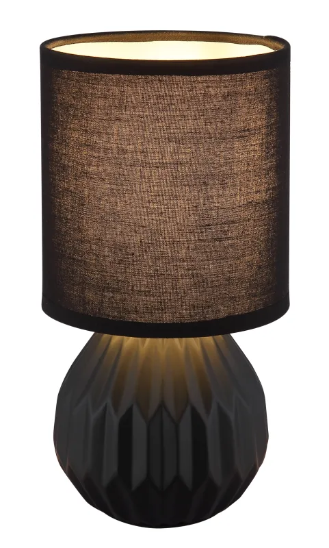 Sylas 23cm Noir lampe de table De Globo Lighting - Den rundade keramiska basen i elegant svart och den matchande cylindriska textilsk&auml;rmen skapar en harmonisk och modern estetik.
