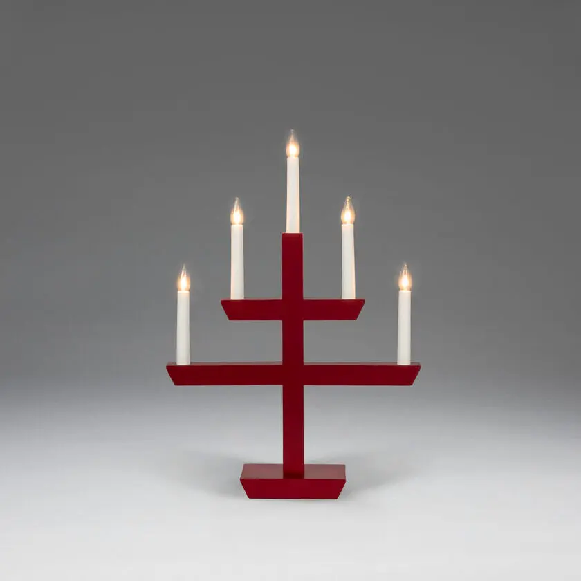 Wooden Candelabra 5 Lights ROUGE De Konstsmide - La combinaison de la sensation classique du bois et de la forme moderne en fait un ajout &eacute;l&eacute;gant &agrave; n'importe quelle maison.