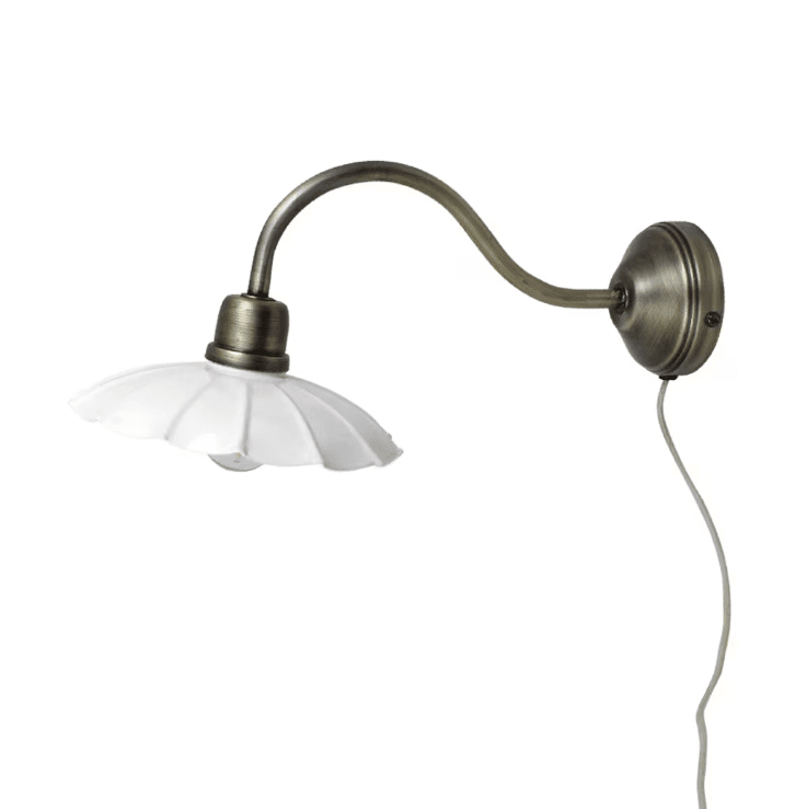 Gustav Ø20 Blanc/Laiton antique applique murale De Strömshaga - La lampe est fournie avec un câble textile beige de 1,5 m, un interrupteur et une prise.