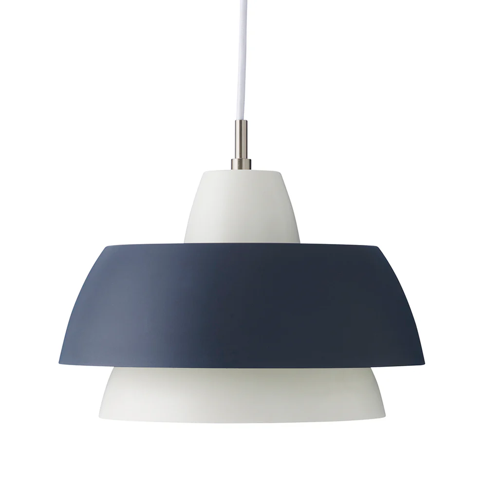 Trio Ø28 Gris foncé suspension De Superliving - Avec la source lumineuse LED de votre choix, vous obtenez une lumi&egrave;re douce au-dessus de la table.