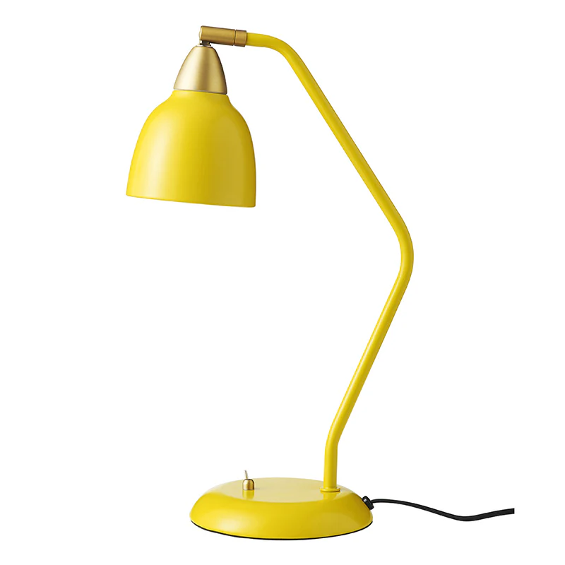 Urban 45cm Jaune lampe de bureau De Superliving - Am&eacute;liorez votre espace de travail avec la lampe de bureau Urban dans une &eacute;l&eacute;gante finition jaune mat avec des d&eacute;tails en laiton.