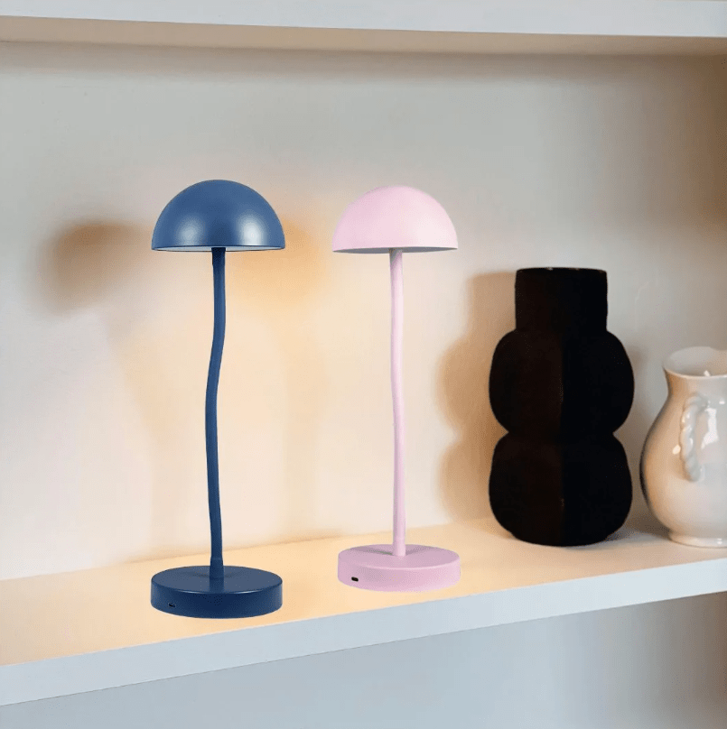 Fonzy 38cm Bleu portable De Dyberg Larsen - Fonzy bordslampa &auml;r b&aring;de rolig och praktisk, och dess flexibilitet g&ouml;r den till ett perfekt val f&ouml;r den som vill ha en lampa som &auml;r b&aring;de funktionell och stilren.