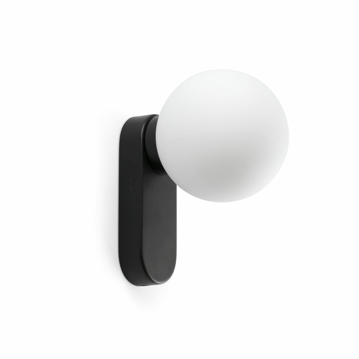 Mabe 16cm Noir lampe de salle de bain De Faro Barcelona - Grâce à son indice de protection IP44, elle résiste à l'humidité et est idéale pour les salles de bains.