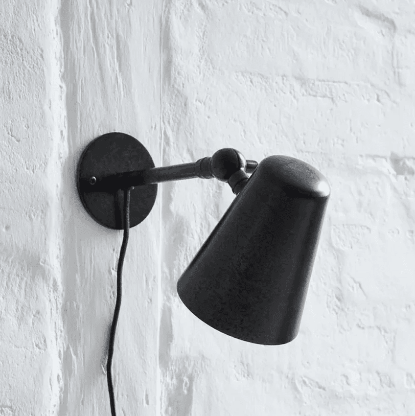 Vala Noir antique lampe de lecture De H. Skjalm P - La couleur noire antique en fait un accroche-regard dans n'importe quelle pi&egrave;ce.