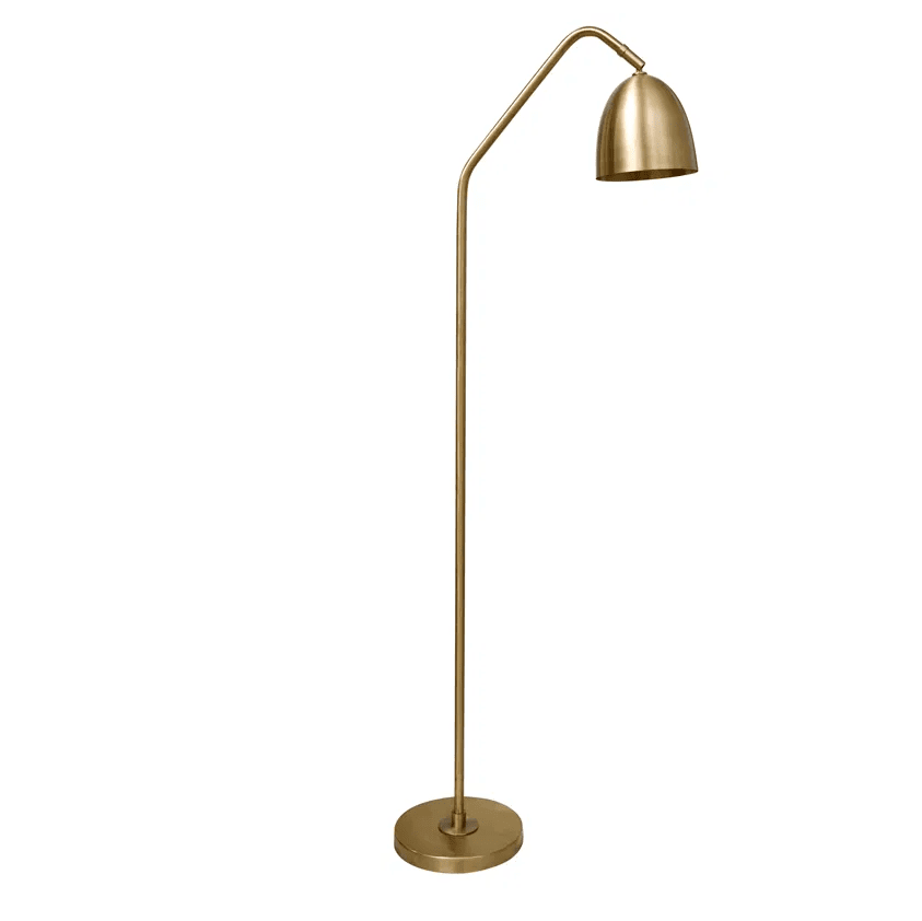 Soft Laiton mat lampadaire De H. Skjalm P - Il s'intègre également parfaitement dans le couloir ou le bureau et offre une belle lumière vers le bas et une atmosphère chaleureuse.