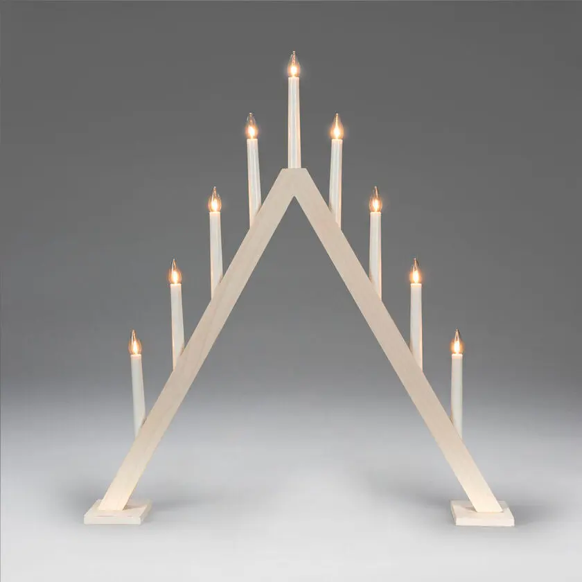 Wooden Candelabra 9 Lights Blanc De Konstsmide - Parfait pour placer dans la fen&ecirc;tre pour cr&eacute;er une ambiance de No&euml;l avec une touche &eacute;l&eacute;gante.