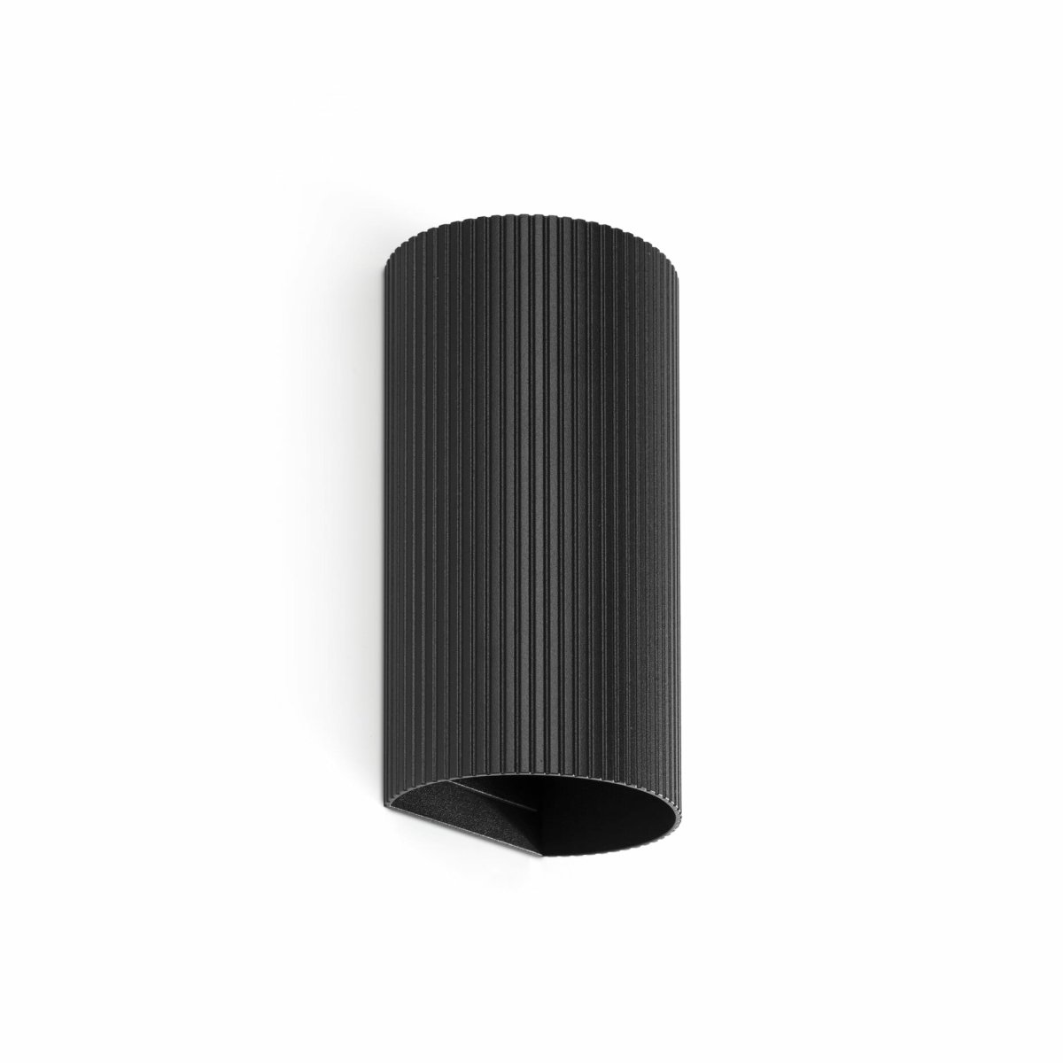 Sole 15cm Rainuré noir applique murale De Faro Barcelona - Sole est une applique murale ronde au design noir et stri&eacute;, alliant fonctionnalit&eacute; et esth&eacute;tique.