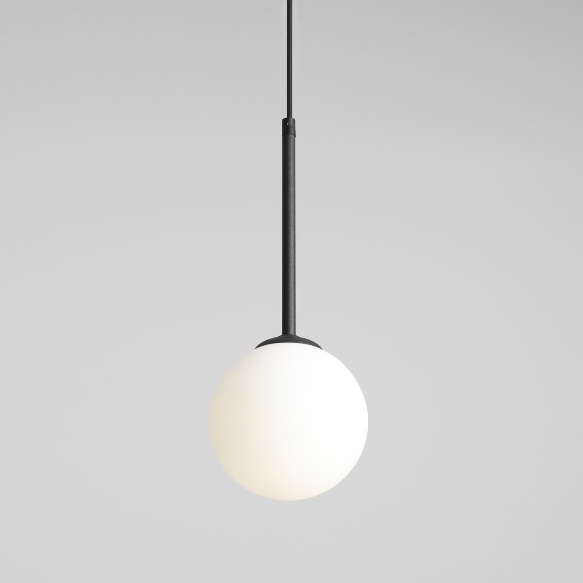Bosso Ø14 Noir suspension De Artera - La lampe émet une lumière douce et agréable et est donc idéale pour être placée au-dessus de la table à manger, dans le couloir ou le salon.