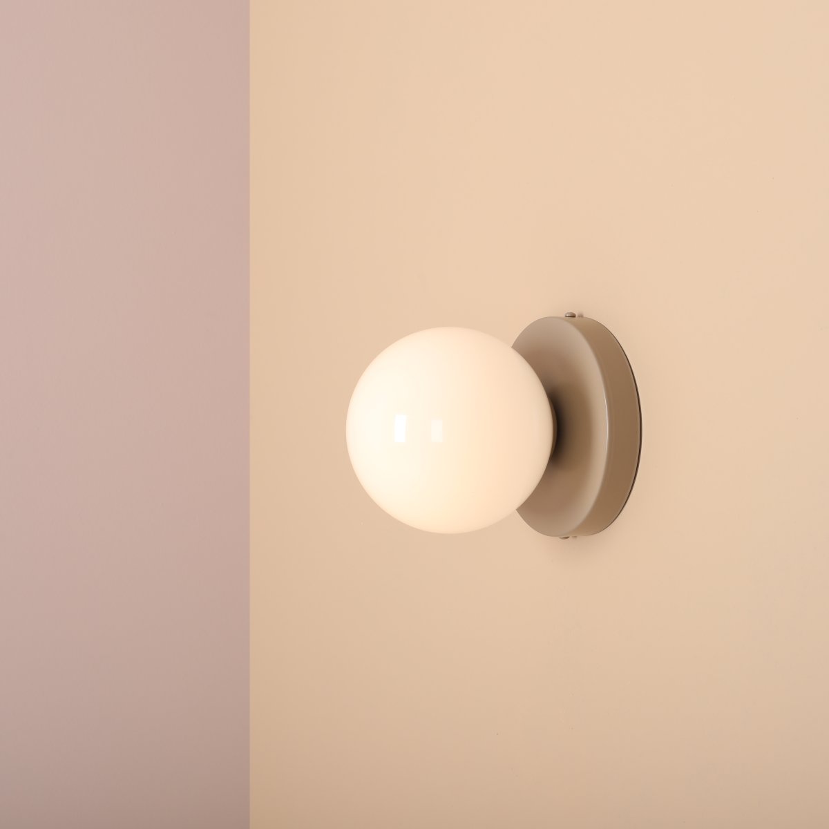 Ball Ø15 Beige applique murale De Artera - Avec sa forme sphérique simple et élégante, il fournit une lumière douce et atmosphérique qui crée une atmosphère chaleureuse et accueillante dans n'importe quelle pièce.